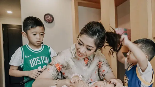 Potret Aliyah Rajasa asuh anak
