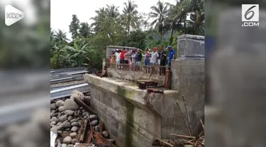 Terjangan banjir dan longsor di kota padang menelan korban jiwa dan merendam ratusan rumah. Kota Padang ditetapkan dalam masa daruat selama sepekan.