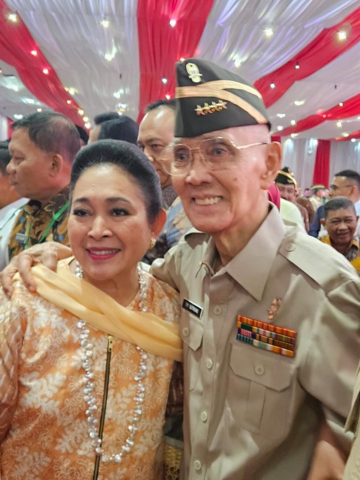 Titiek Soeharto Gandeng Jenderal Sepuh Try Sutrisno saat Turun Tangga