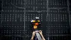 Seikat bunga diletakkan di monumen yang berisi nama-nama orang yang gugur dalam pertempuran melawan Jepang saat Perang Dunia II di Nanjing, (3/9/2014). (AFP PHOTO/STR)