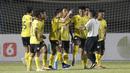 Para pemain Barito Putera memprotes keputusan wasit Mochammad Adung yang memberi tendangan penalti untuk Arema FC dalam laga matchday ke-2 Grup A Piala Menpora 2021 di Stadion Manahan, Solo, Kamis (25/3/2021). Barito Putera menang 2-1 atas Arema FC. (Bola.com/Arief Bagus)