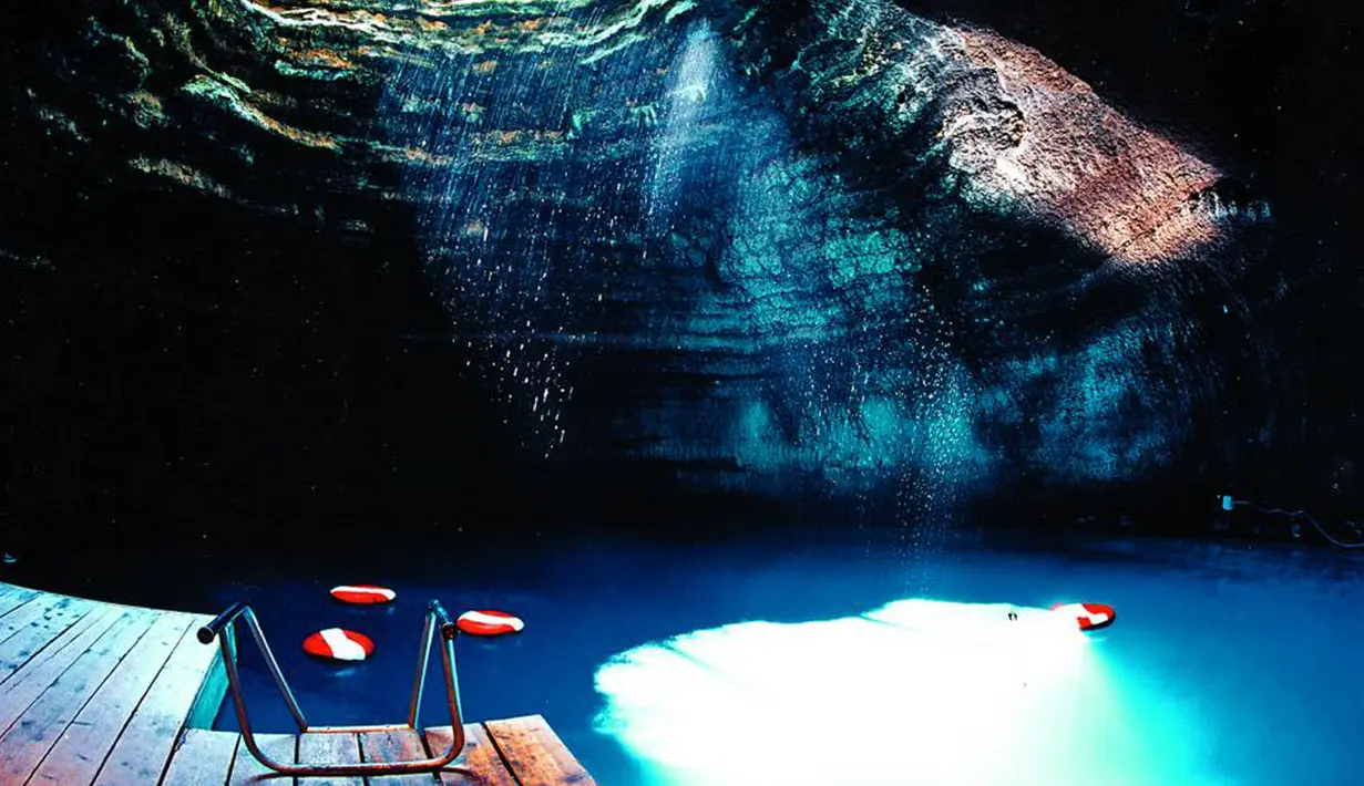 Kolam renang Utah Crater di Amerika Serikat ini terletak di sebuah lubang goa yang terbentuk secara alami sehingga air tawar dari hujan terkumpul didalamnya. Berenang anda akan lebih romantis bukan?.(www.skinet.com)