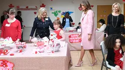 Melania Trump mengunjungi rumah sakit National Institutes of Health di Maryland, Kamis (14/2). Melania Trump menghabiskan momen Hari Valentine dengan membuat karya seni dan kerajinan bersama anak-anak yang di rawat di rumah sakit. (AP/Susan Walsh)