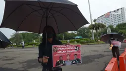 Aktivis HAM menggelar aksi Kamisan di Jakarta, Kamis (6/1/2022). Dalam aksinya mereka menuntut pemerintah untuk menuntaskan pelanggaran HAM di masa lalu. (merdeka.com/Imam Buhori)