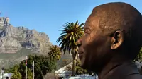 Patung Nelson Mandela yang terletak di luar gedung Parlemen Afrika Selatan di Cape Town. (AFP/Rodger Bosch)