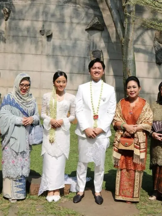 Saskia memadukan kebayanya dengan rok satin berhiaskan bordiran bunga. Memberi impresi layaknya lampilan baju kurung.  [@yr.milla/titieksoeharto]