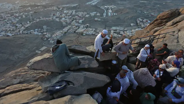 FOTO: Menjajaki Gunung Cahaya yang Menghadap Kota Suci Mekkah