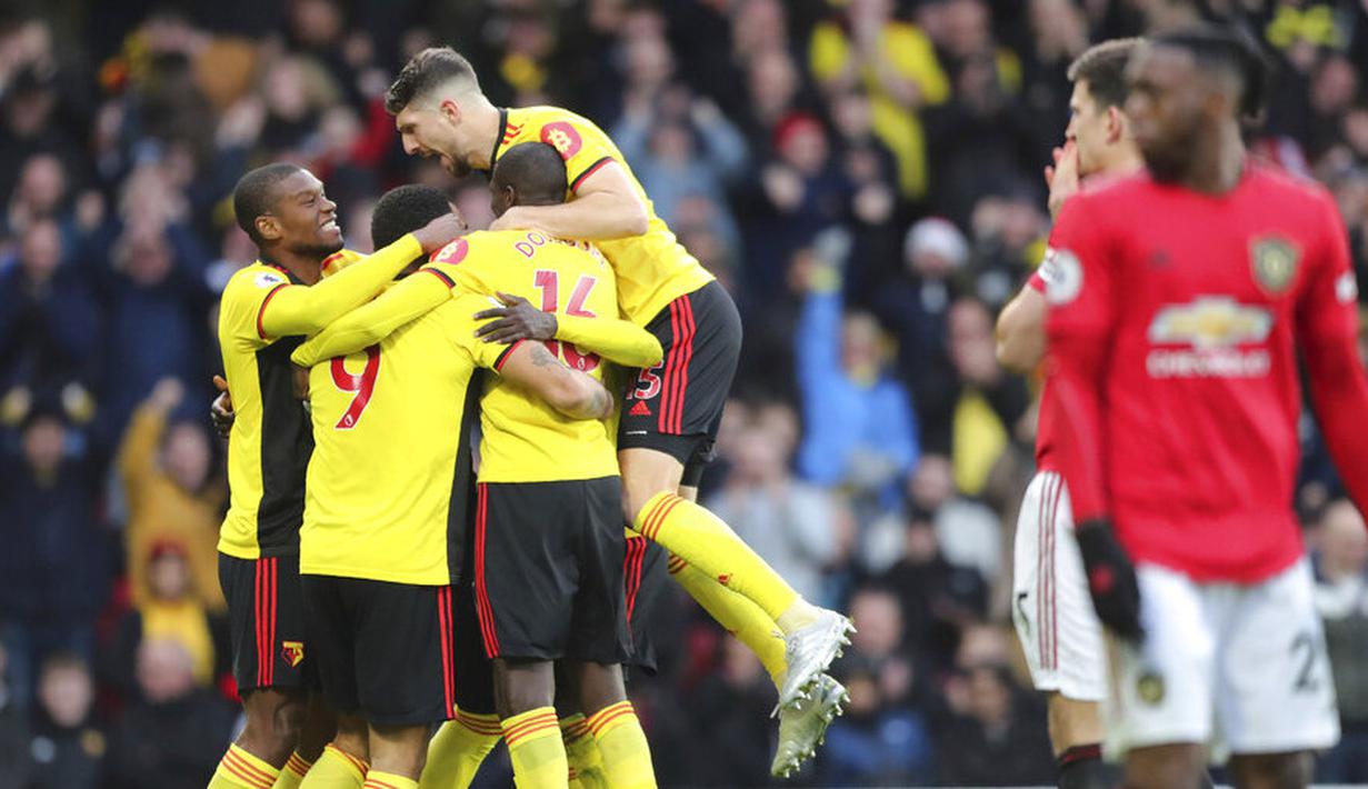 Para pemain Watford merayakan gol yang dicetak oleh Ismaila Sarr ke gawang Manchester United pada laga Premier League 2019 di Stadion Vicarage Road, Minggu (22/12). Watford menang 2-0 atas Manchester United. (AP/Petros Karadjias)
