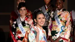 Miss Indonesia, Kevin Lilliana berpose mengenakan baju tradisional Kimono saat konferensi pers Miss International Beauty Pageant di Tokyo (27/10). Final Miss International Beauty Pageant ke-57 diadakan pada 14 November mendatang. (Toshifumi KITAMURA/AFP)