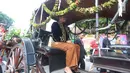 Calon mempelai pria, Muhammad Bobby Afif Nasution berada di kereta kencana menuju Graha Saba Buana, Solo, Rabu (8/11). Kahiyang Ayu dan Bobby Nasution menggunakan kereta kencana menuju lokasi akad nikah mereka. (Liputan6.com/Angga Yuniar)