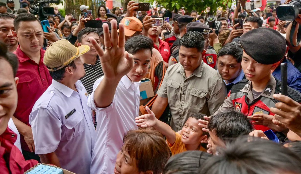 Wakil presiden terpilih, Gibran Rakabuming Raka (tengah) menyapa orang-orang di Jakarta pada 24 April 2024. (BAY ISMOYO/AFP)