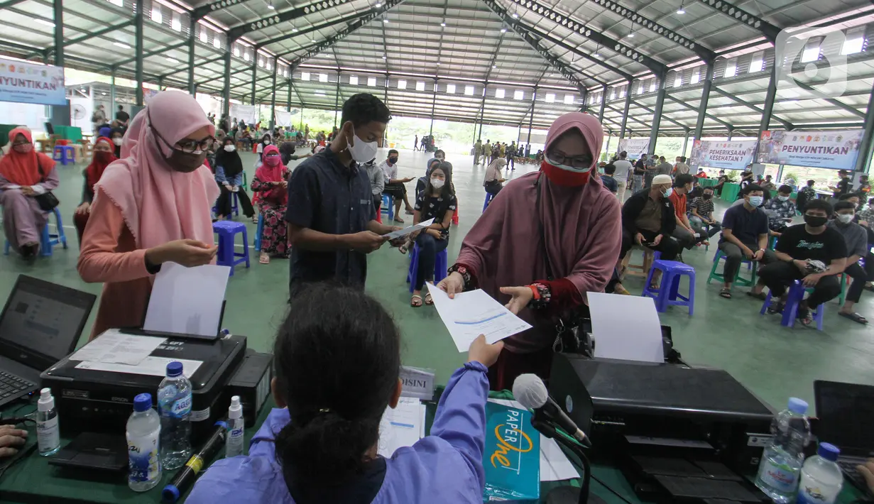 Warga saat registrasi pada kegiatan vaksinasi Covid-19 di Ponpes Minhaajurrosyidiin, Jakarta, Selasa (13/7/2021). Pada kesempatan itu, Panglima TNI mengingatkan panitia acara bahwa target pemerintah dalam program vaksinasi nasional adalah dua juta orang per harinya. (Liputan6.com/HO/Agus)