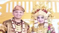 Penumpang Sriwijaya Air SJ-182 Indah Halimah Putri berfoto bersama suaminya Rizki, saat menggelar pesta pernikahan menggunakan adat Ogan Ilir Sumsel (Dok. foto pribadi keluarga Indah / Nefri Inge)