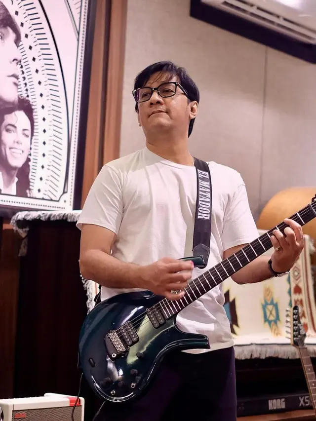 Potret keren Andre Taulany main gitar (credit: https://www.instagram.com/andreastaulany/)