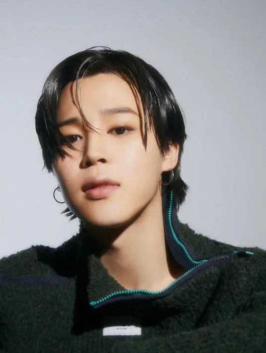 Jimin mengenakan turtleneck warna hijau army dengan detail resleting di bagian bahu-nya.