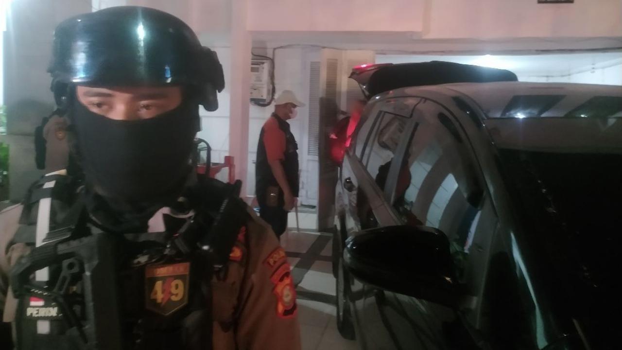 Selesai Geledah 2 Kamar di Rumah Mewah Adik SYL di Makassar, KPK Bawa Keluar 2 Buah Koper
