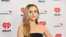 Zoey Deutch berpose saat menghadiri iHeartRadio Jingle Ball 2022 Z100 di Madison Square Garden di New York City pada 9 Desember 2022. Aktris Akademi Vampir juga menambahkan aksen perak, Deutch mengenakan gelang logam, cincin, dan kalung bertatahkan berlian yang serasi. ukuran. (Dia Dipasupil/Getty Images/AFP)
