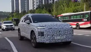Hyundai Ioniq 7 berbalut kulit kamuflase tertangkap sedang melakukan tes di jalanan Korea Selatan sebelum debut pada Juli 2024. (Autospy)