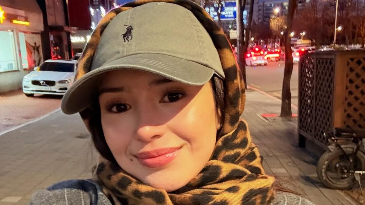 Gaya Liburan Beby Tsabina di Korea Selatan, Padukan Coat dengan Fur Collar ala Masha and the Bear