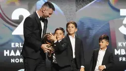 Pemain Inter Miami, Lionel Messi, bersama anak-anaknya saat menerima penghargaan Ballon d'Or di Theatre du Chatelet, Paris, Selasa (31/10/2023). Satu di antara pencapaian terbaik Messi adalah meraih titel Piala Dunia 2022 bersama Timnas Argentina. (AP Photo/Michel Euler)