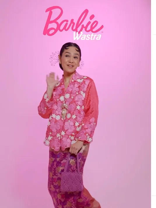 Andien Aisyah terlihat manis dengan kebaya encim pink dan kain batik ungu [@andienaisyah]
