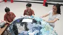 Sutradara drama musikal Skylite Naomi Aisha Putri siswa SMA Labschool Kebayoran, Jakarta Selatan, membantu temannya untuk dekorasi panggung menggunakan potongan kain tekstil tak terpakai untuk menjadi bagian dari panggung pensi Skyavenue 2026, Kamis (23/7/2026). (KLY/ Budy Santoso)