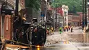 Tim penyelamat berpatroli usai banjir bandang melanda Ellicott City, Maryland, Amerika Serikat, Minggu (27/5). (Libby Solomon/The Baltimore Sun via AP)