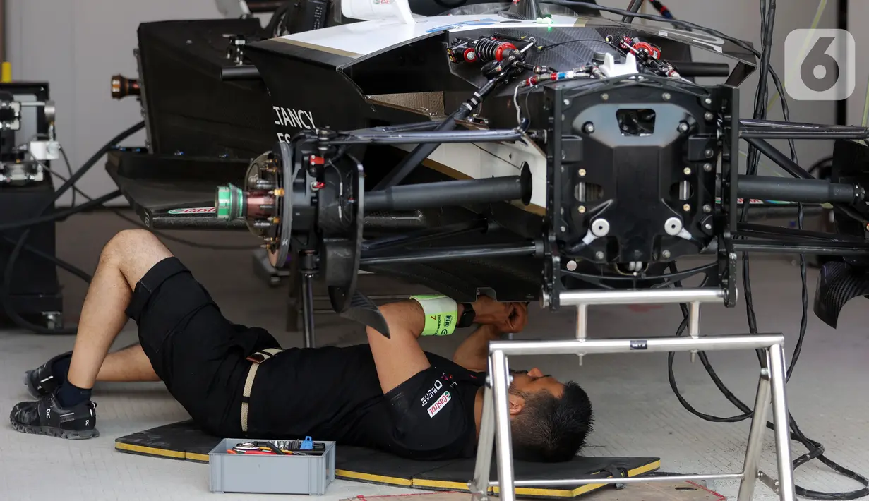 Terlihat seluruh tim sedang mempersiapkan mobil agar berada dalam kondisi sempurna. Tidak ada satu pun paddock yang terlihat sepi dari aktivitas kru. (Bola.com/M. Iqbal Ichsan)