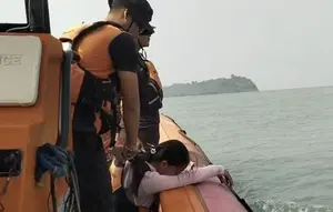 Ratapan Ibu Iringi Pencarian Penumpang KMP Batumandi