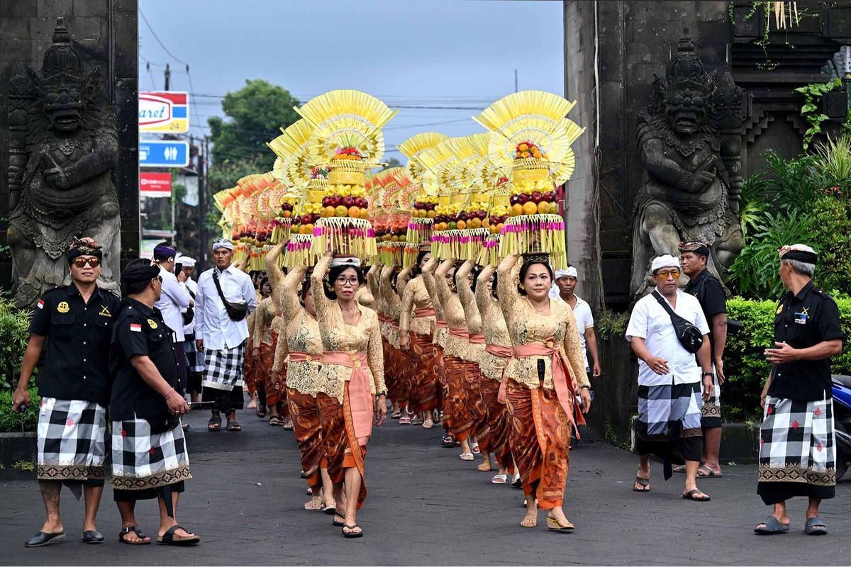 FOTO: Melihat Upacara Langka Penobatan Raja Baru Mengwi di Bali