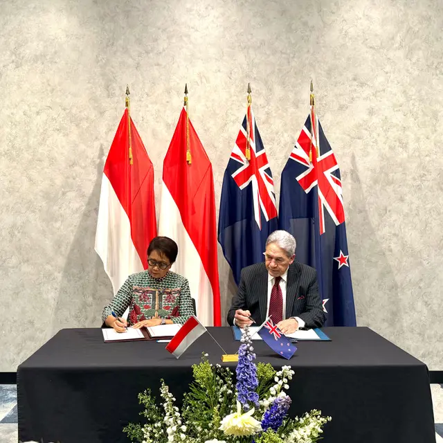 Menlu RI Retno Marsudi (kiri) dan Menlu Selandia Baru Winston Peters melakukan Joint Ministerial Commission (JMC) di Auckland, Selandia Baru. (dok. Kemlu RI)