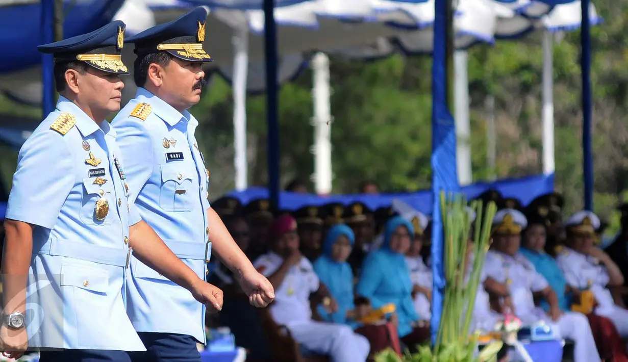 Marsekal TNI Hadi Tjahjanto (kanan) dan Agus Supriatna menghadiri acara serah terima jabatan KSAU di Lanud Halim Perdanakusuma, Jakarta, Jumat (20/1). Marsekal TNI Hadi Tjahjanto menggantikan Agus Supriatna‎ sebagai KSAU. (Liputan6.com/Helmi Afandi)