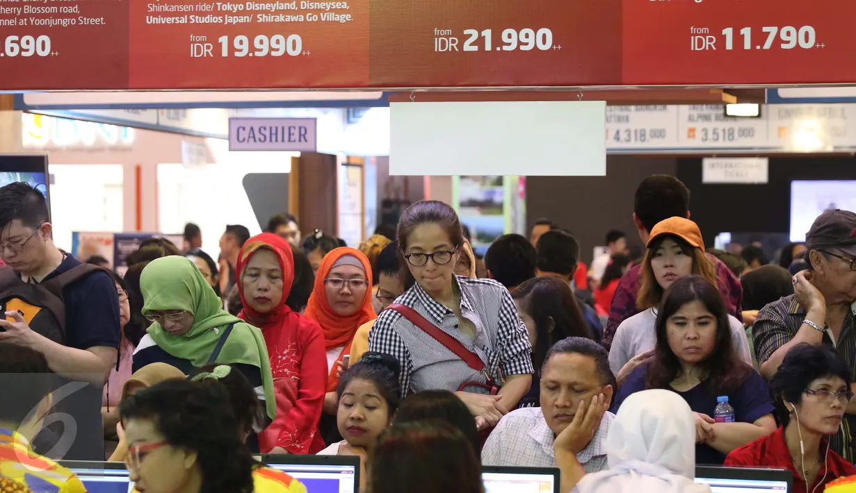 Pengunjung mengantre di GATF 2017 fase 1, Jakarta, Jumat (10/3). Pameran Ini bagian mendukung pemerintah khususnya Kemenpar untuk mengembangkan pariwisata dan budaya di destinasi penerbangan yang dilalui Garuda Indonesia. (Liputan6.com/Angga Yuniar)