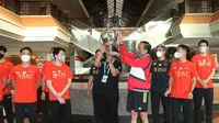 Presiden Joko Widodo mengangkat trofi Piala Thomas 2020 di Bali International Convention Center & Westin Resort di Nusa Dua, Bali, Kamis (2/12/2021) sore. Selain 12 pemain anggota tim dan pelatih, juga hadir Ketua Umum PP PBSI Agung Firman Sampurna. (PBSI)