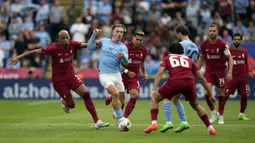 Pemain Manchester City Jack Grealish (kedua dari kiri) berebut bola dengan pemain Liverpool Fabinho (kiri), dan Roberto Firmino pada pertandingan sepak bola FA Community Shield di King Power Stadium, Leicester, Inggris, 30 Juli 2022. Liverpool sukses meraih trofi Communiy Shield usai mengalahkan Manchester City dengan skor 3-1. (AP Photo/Frank Augstein)