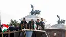 Para pemain Italia berada di atas bus saat perayaan juara Euro 2020 di Roma, Senin (12/7/2021). Italia mengalahkan Inggris 3-2 dalam adu penalti setelah bermain imbang 1-1 pada final Euro 2020 di stadion Wembley di London. (AP Photo/Riccardo De Luca)