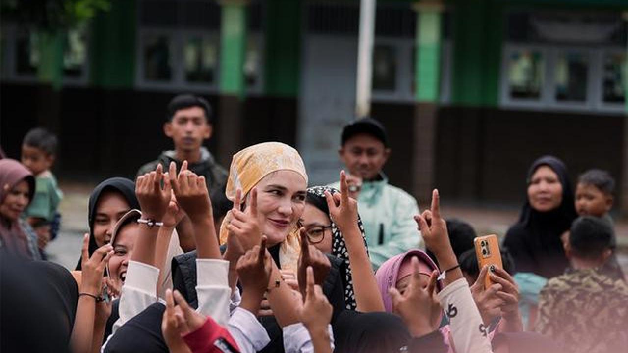 6 Potret Luna Maya Kirim Bantuan ke Aceh, Tak Hanya Melihat Sisa Bencana Tapi Kuatnya Hati Manusia