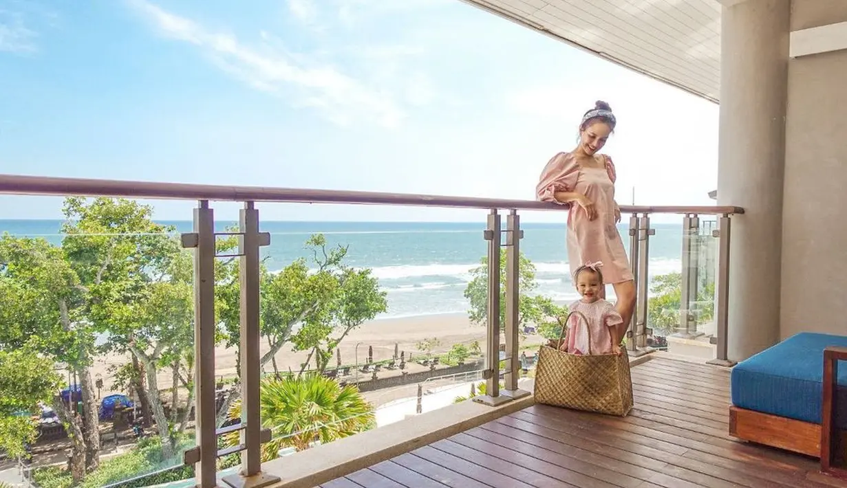Shandy Aulia kerap membagikan kegemasan gaya kembarannya dengan Claire seperti saat sama-sama memakai dress warna nude di balkon hotel saat liburan ke Bali. Bisa jadi inspirasi gaya ibu dan anak lainnya. (Instagram @shandyaulia)