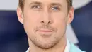 <p>Aktor Ryan Gosling menghadiri pemutaran perdana film The Grey Man di TCL Chinese Theatre, Los Angeles, California, Amerika Serikat, 13 Juli 2022. Untaian rambut pirang berpasir khas Gosling ditata dengan gaya acak-acakan, tetapi rambut wajahnya tertata rapi. (Amy Sussman/Getty Images/AFP)</p>