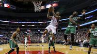 Pebasket Washington Wizards, Bradley Beal, berusaha memasukan bola saat pertandingan melawan Boston Celtics pada Gim 3 semifinal Wilayah Timur di Verizon Center, Washington, Kamis (4/5/2017). Washington Wizard menang 116-89. (AP/Andrew Harnik)