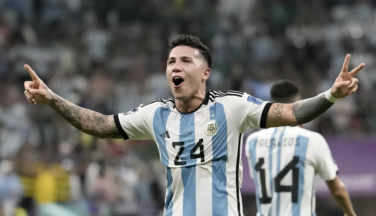 Gelandang Argentina, Enzo Fernandez berselebrasi setelahmencetak gol ke gawang Meksiko selama pertandingan grup C Piala Dunia 2022 Qatar di Stadion Lusail di Lusail, Qatar, Minggu 27 November 2022. Dengan kemenangan atas Meksiko ini, Lionel Messi cs masih berpeluang besar untuk bisa lolos ke babak 16 besar Piala Dunia 2022. (AP Photo/Moises Castillo)