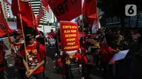 Dengan berbekal bendera, spanduk, dan poster berisi protes para peserta aksi memadati sebagian jalur jalan tersebut. (Liputan6.com/Johan Tallo)