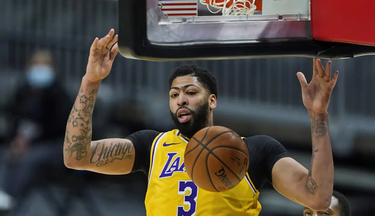 Pebasket LA Lakers, Anthony Davis memasukkan bola ke ring dalam laga lanjutan babak reguler NBA melawan Cleveland Cavaliers di Quicken Loans Arena, Selasa (26/1/2021). (Foto: AP Photo/Tony Dejak)