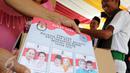 Panitia TPS 015 Jurangmangu Timur mengeluarkan surat suara dari kotak untuk dilakukan penghitungan di Tangerang Selatan, Banten, (9/12). Calon Walikota Tangerang Selatan, Airin Rachmi Diany Mendominasi suara dengan jumlah 212. (Liputan6.com/Helmi Afandi)