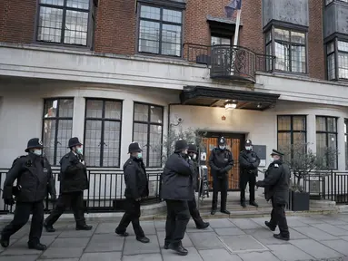 Polisi berdiri di luar rumah sakit King Edward VII di London, Kamis (18/2/2021). Pihak keluarga kerajaan Inggris mengatakan suami Ratu Elizabeth II, Duke of Edinburgh Pangeran Philip (99), dirawat di rumah sakit setelah merasa tidak enak badan pada Selasa (16/2) malam. (AP Photo/Frank Augstein)
