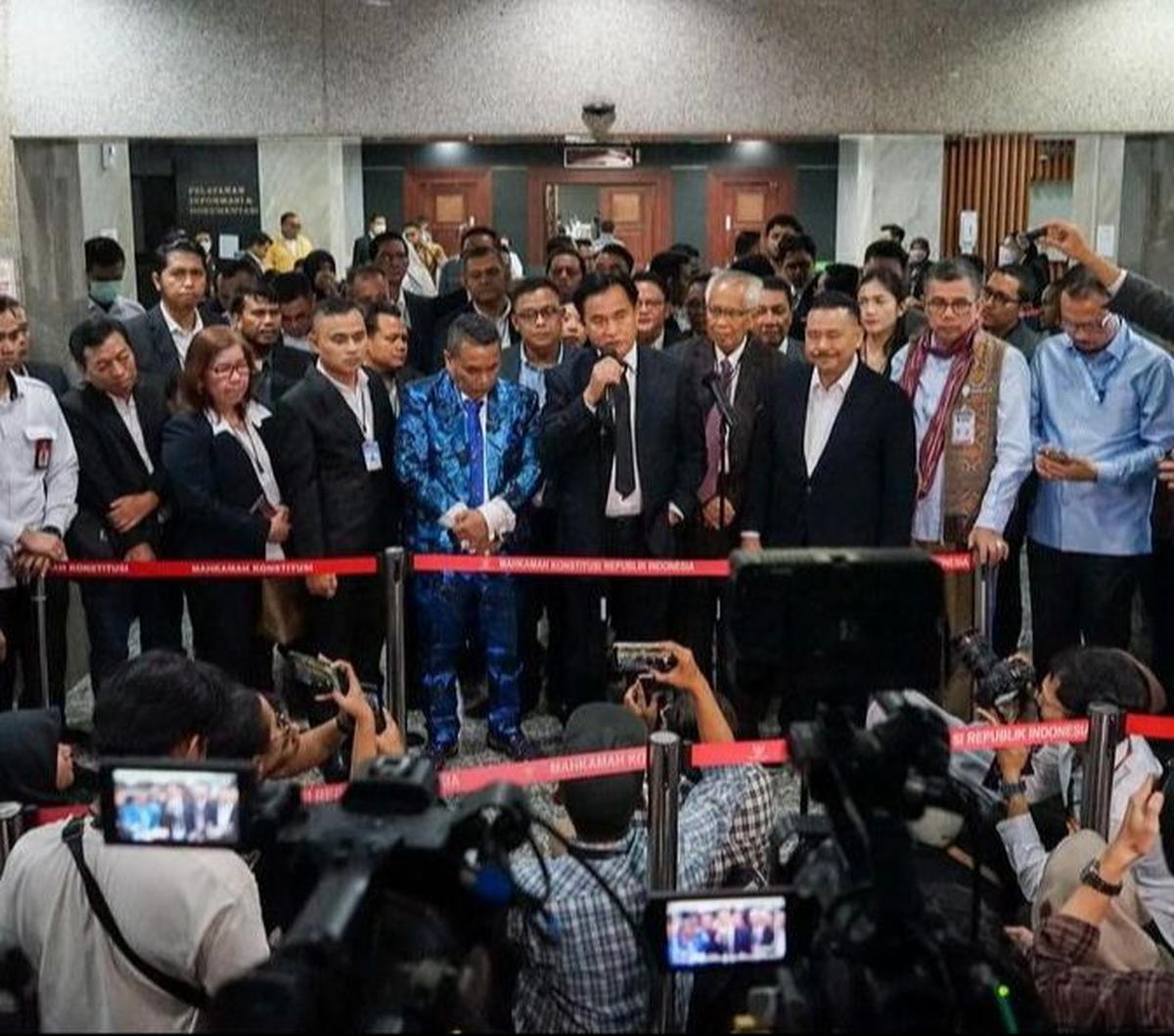 Tim hukum nasional Anies Baswedan-Muhaimin Iskandar menyampaikan permohonan dalam sidang perdana sengketa Perselisihan Hasil Pemilihan Umum (PHPU) di Mahkamah Konstitusi (MK), Rabu (27/3).&nbsp;