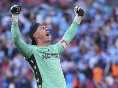 Kiper Crystal Palace, Dean Henderson merayakan kemenangan timnya atas Manchester City dalam laga final Piala FA 2024/2025 di Stadion Wembley, London, Inggris, Sabtu (17/05/2025) waktu setempat. (AP Photo/Kirsty Wigglesworth)
