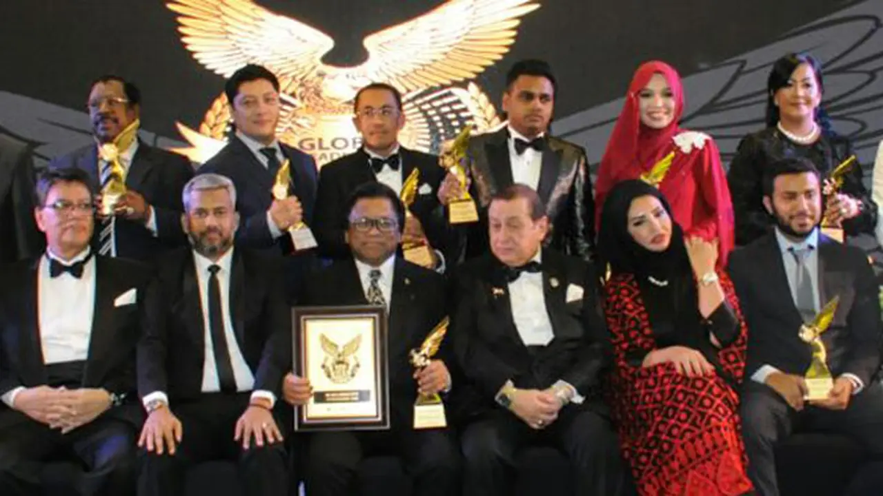 Oesman Sapta Terima Lifetime Achievement Award