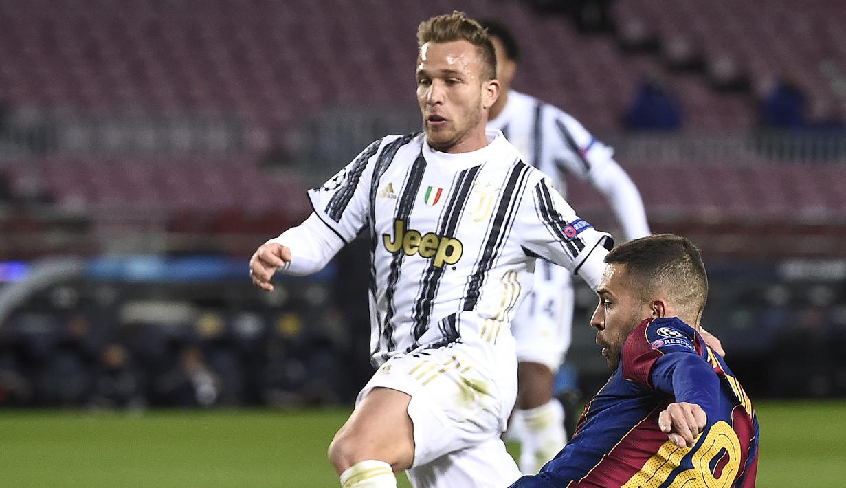 2. Arthur Melo (72 juta euro) - Gelandang asal Brasil ini memutuskan untuk bergabung ke Juventus pada bursa transfer september 2020. Juventus menggelontorkan dana mencapai 72 juta euro kepada Barcelona untuk mendatangkan Arthur Melo. (AFP/Josep Lago)