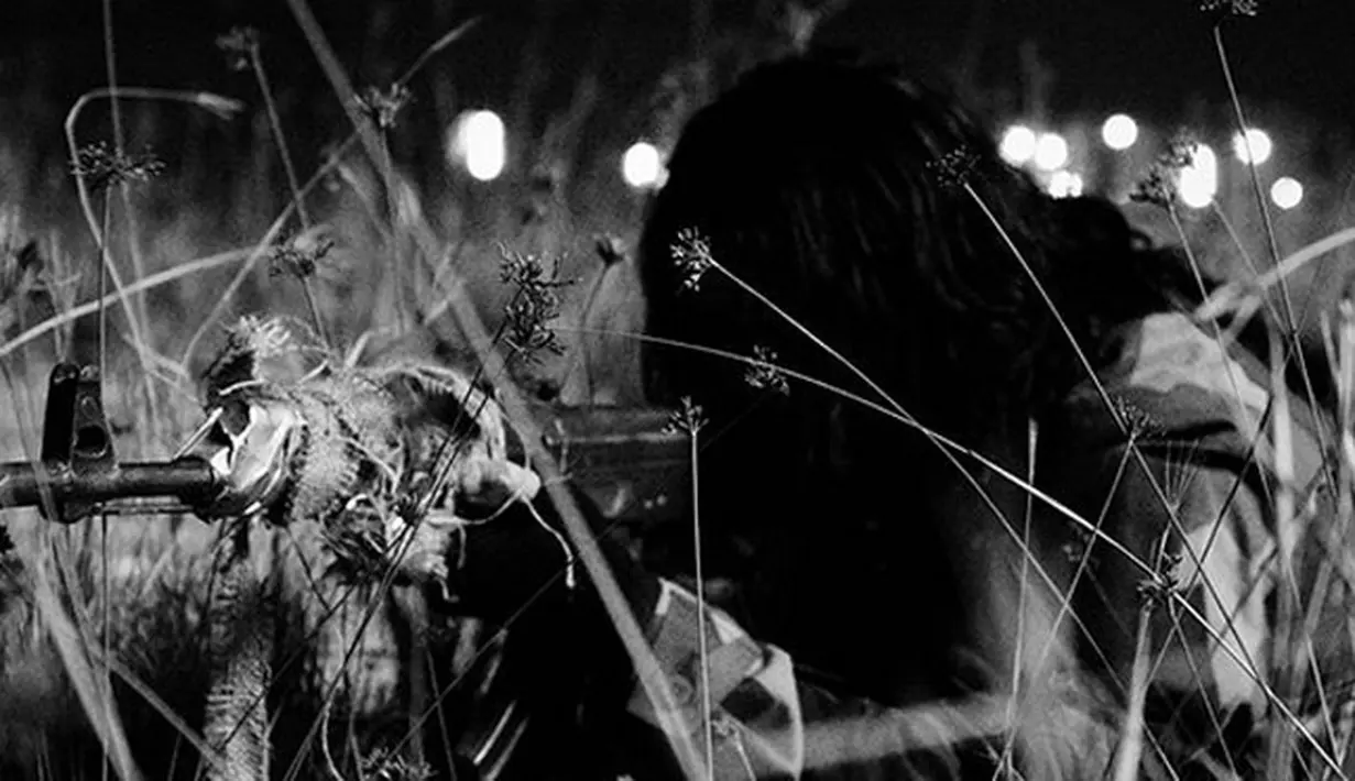 Kalau di foto ini, Chicco yang masih memegang senjata api itu terlihat sedang berada di balik semak-semak. Seakan-akan sedang mengelabuhi musuh. (Instagram/chiccojerikho)